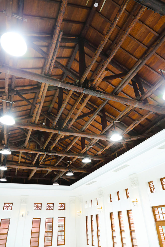 馆内的原木屋架中以耐腐性高的香杉作为栋木、鼻母屋及屋面板，其余构件使用福杉，歷经近百年岁月依然散发出木质的香气。(摄影/Carter)