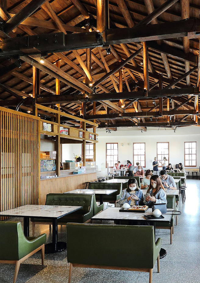 「春田氷亭」所在的哈玛星贸易商大楼曾经是日治时期的「春田馆」，挑高的木架衍梁下，呈现和洋混合的时代氛围，以高级日料亭的美学重现昔日吃冰的优雅。(摄影/Carter)