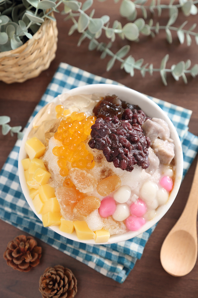 「美满冰菓室」以诚意制冰，大碗「招牌八宝冰」选满8种配料仅需铜板价50元。(摄影/Carter)