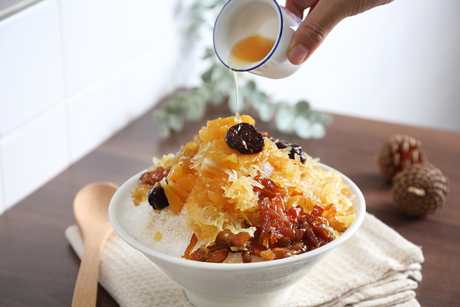 「美满冰菓室」以「古早味四菓冰」入选「高雄日嚐366」的票选活动，蜜饯、清冰与糖水的组合是许多人吃不腻的老味道。(摄影/Carter)