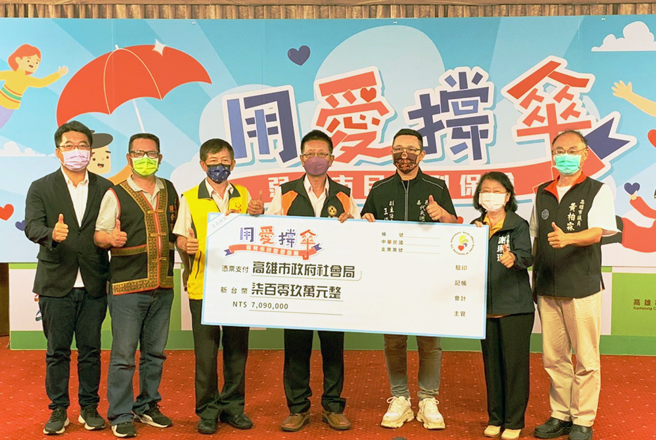 市府社会局与保险公司、慈善单位三方合作，提供弱势族群微型保险保障。(图片提供/高雄市政府社会局)