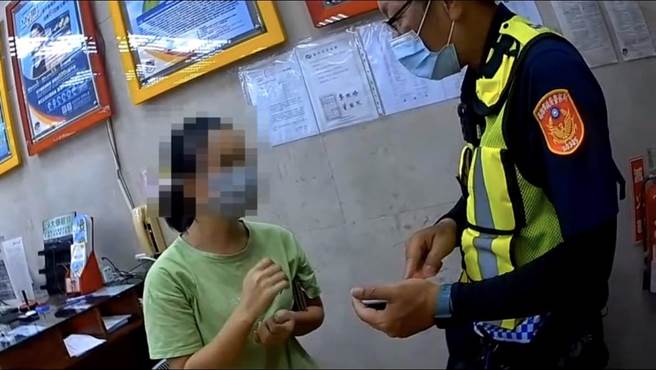 高雄市凤山区29岁越南籍阮姓女子16日前往银行匯款，约25万元，告知行员此匯款用来支付国外寄来物品的费用，行员发现状况不对，报警协助。（高市凤山分局提供／杨舒婷高雄传真）