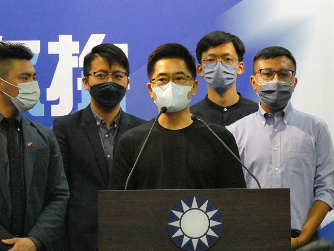 兩岸關係緊張，國民黨大陸部主任林祖嘉昨以預錄影片參與在大陸鄭州舉辦的兩岸關係研討會，重申國民黨堅持九二共識、反對台獨立場，再遭綠營批評配合中共統戰。國民黨秘書長黃健庭今質疑，「這不就是蔡英文一直要我們去做的嗎？」（周志豪攝）