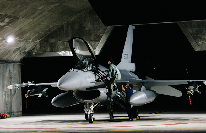 換裝後的F-16V戰機17日由地勤人員進行潛力裝掛作業後，空軍第5聯隊執行夜間飛行訓練任務。（郭吉銓攝）