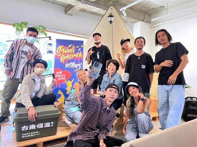 台东县长饶庆铃（中）日前与青发会委员对谈，有了「极限运动在台东」共识，计画打造台东极限运动专业场地。（台东县府提供／蔡旻妤台东传真）