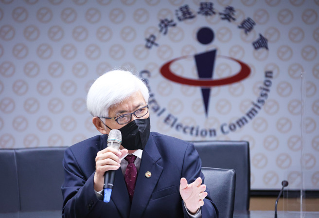 中选会主委李进勇（中）18日主持111年地方公职人员选举公告记者会，李进勇表示，11月26日将是中华民国史上首次修宪复决交付公民投票，决定18岁、19岁的国民是否能拥有选举权及被选举权，特别呼吁年满20岁的国民踊跃投票，行使公民权利。（罗永铭摄）