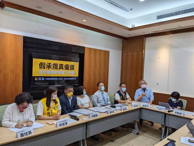 立委邱顯智今陪同三商美邦人壽工會理事長曾俊能、三商美邦人壽保險員黃如翊、蔡奕柏，及全球人壽工會理事長張業宇、保險員蕭桂英出面召開記者會。(朱真楷攝)