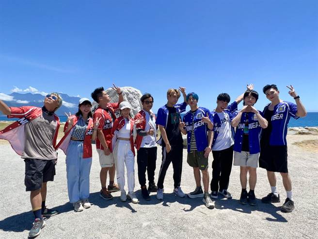 五堅情與《飢餓》主持群PK。（中視提供）