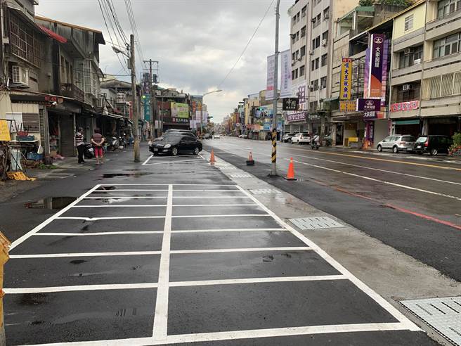 彰化市中正路二段与华山路口的县有地，原知名美食蚵ㄚ仁一带，长年遭建物占用，彰县府铁腕拆除后，已完成路边停车格及标线划设，可提供小型车10席及机车20辆。（彰化县政府提供／吴敏菁彰化传真）