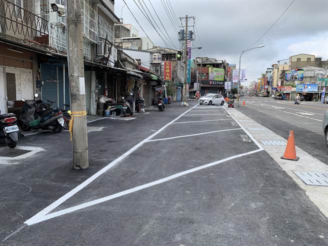 彰化市中正路二段与华山路口的县有地，原知名美食蚵ㄚ仁一带，长年遭建物占用，彰县府铁腕拆除后，已完成路边停车格及标线划设，可提供小型车10席及机车20辆。（彰化县政府提供／吴敏菁彰化传真）