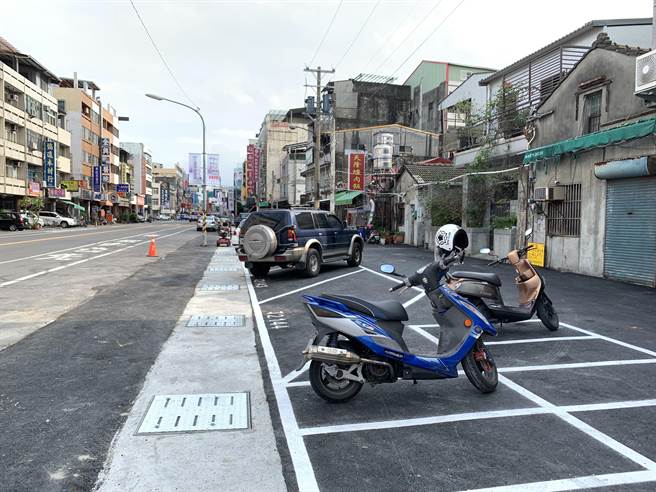 彰化市中正路二段与华山路口的县有地，原知名美食蚵ㄚ仁一带，长年遭建物占用，彰县府铁腕拆除后，已完成路边停车格及标线划设，可提供小型车10席及机车20辆。（彰化县政府提供／吴敏菁彰化传真）