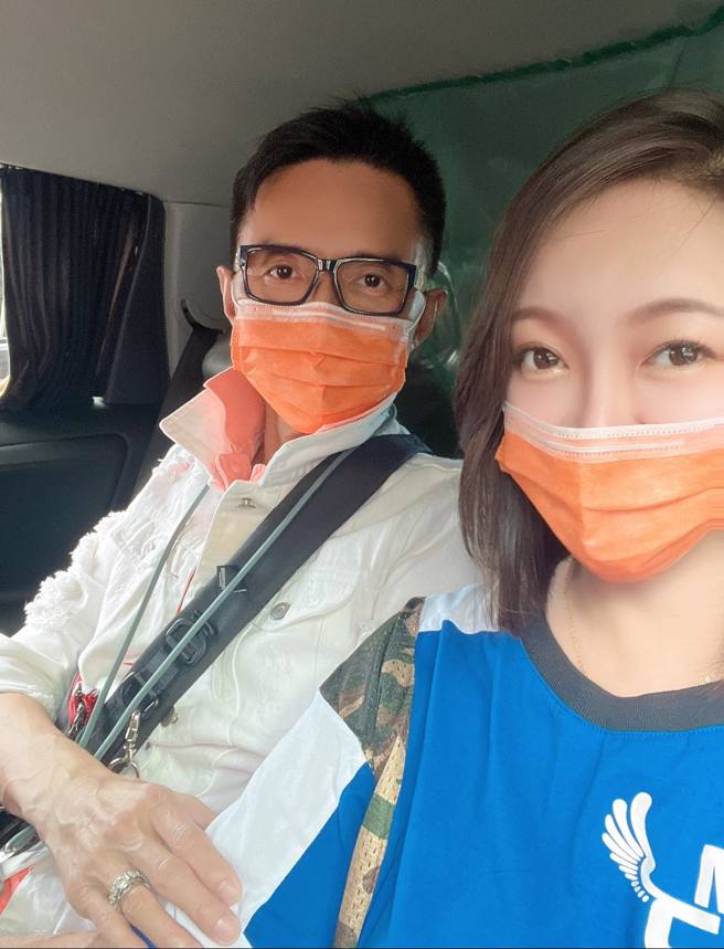 林立洋手戴着婚戒、轻放在妻子手身上。（图／取材自陈贞均脸书）