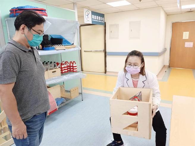 李孟娟职能復健治疗师，示范进行工作强化训练(照片中人非个案病人)。（童综合医院提供）