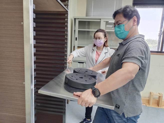 李孟娟职能復健治疗师协助受伤劳工，进行工作强化训练(照片中人非个案病人)。（童综合医院提供）