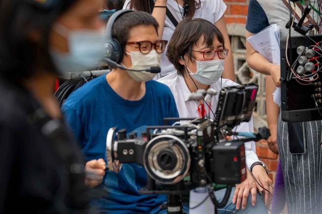 《車頂上的玄天上帝》導演黃文英（右）、攝影師余靜萍。（圖／甲上娛樂提供）