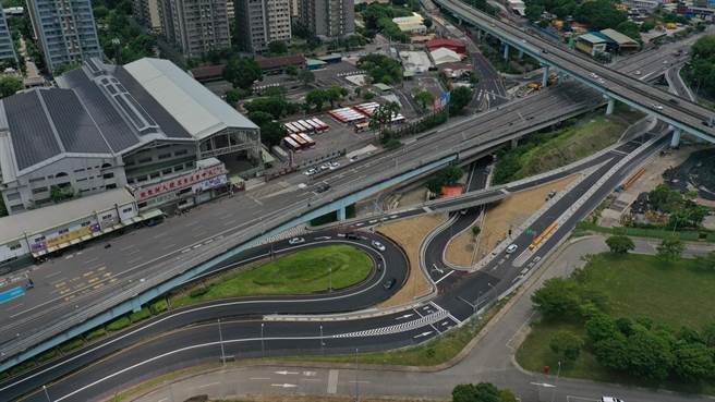 「浮洲桥下桥市区道路整体优化工程」完工，把从浮洲桥下桥往板城路需S形迴转的动线截弯取直，可大幅改善浮洲桥往湳仔沟、县民大道方向的行车安全。(新北市工务局提供)