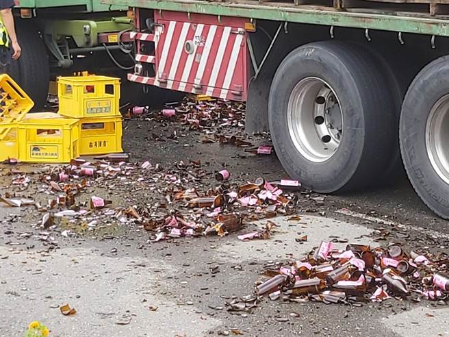 冈山一辆满载米酒的曳引车因为绳索断裂，导致米酒散落一地。（翻摄照片／林瑞益高雄传真）