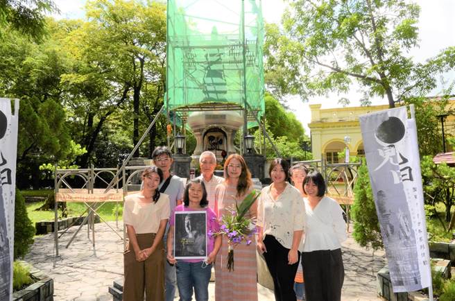 地方文史工作者蒋耀贤（后左）与商毓芳（前中）18日领着信眾向观音像参拜，祈求社会安寧。（林瑞益摄）