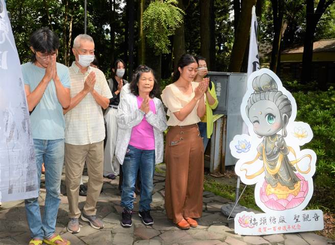 地方文史工作者蒋耀贤（左）18日与信眾向黑铜圣观音像参拜。（林瑞益摄）