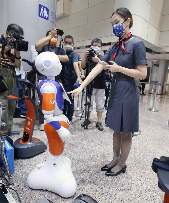 旅客输入租车订单号码后，机器人「小Fa」就会显示接机驾驶的相关资讯及预估抵达时间。（范扬光摄）