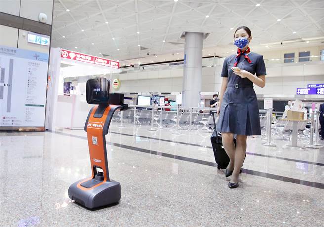 机器人「小Me」将可带领下机旅客前往租车地点。（范扬光摄）