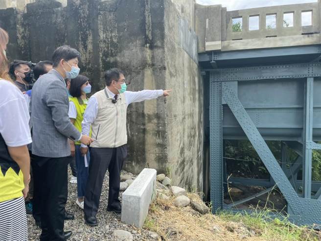 台南市长黄伟哲（右一）今天前往验收已修復好曾文溪渡漕桥。（李俊淇摄）