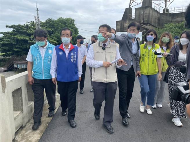 台南市长黄伟哲（左前三）步行在已修復曾文溪渡漕桥上，欣赏美丽河景。（李俊淇摄）