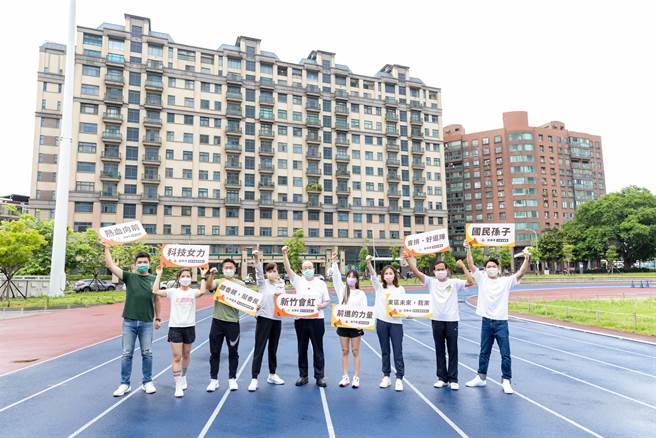 选战倒数100天18日记者会上，民进党新竹队总教练、立委柯建铭出席鸣枪，由民进党新竹市长参选人沈慧虹领军8名议员参选人衝向终点线。（沈慧虹团队提供／王惠慧新竹传真）