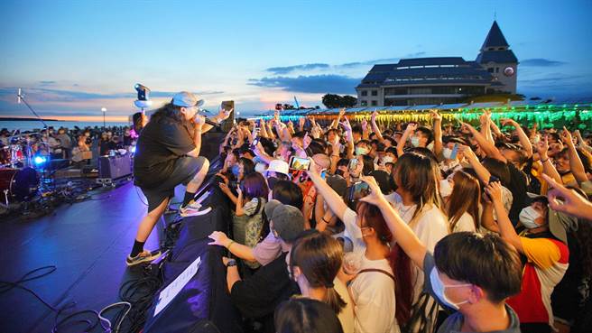 新北市河海音樂季漁人舞台本周將進入最後表演場次，估計會吸引許多樂迷前往觀賞表演。（新北捷運公司提供）