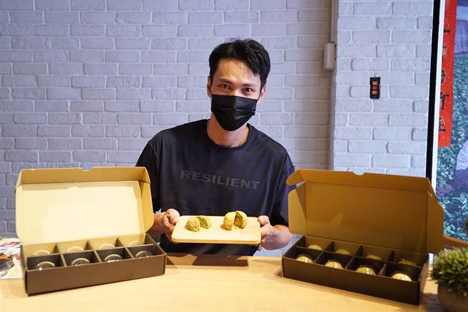 香菜先生顏明源表示，香菜奶黄酥与花生酥，除了面皮是用香菜粉调制外，内馅与饼皮中也可以吃到整根新鲜香菜，挑战民眾的味蕾。（吴建辉摄）