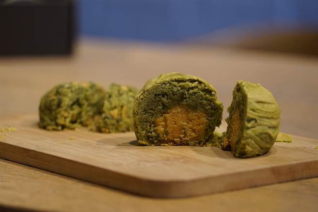 顏明源表示，香菜奶黄酥耗时一年研发，特别之处在于饼皮、莲蓉馅里面都有添加香菜粉、新鲜香菜下去调配，最里面的咸蛋黄也是搅碎搭配奶油调制，与一般市售的不同。（吴建辉摄）