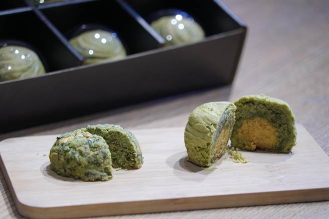 顏明源还说，上周就已经开始制作，但是因为天气太热，香菜中暑产量低，因此香菜价格大涨到每公斤500元，他们等于是赔钱在做。（吴建辉摄）