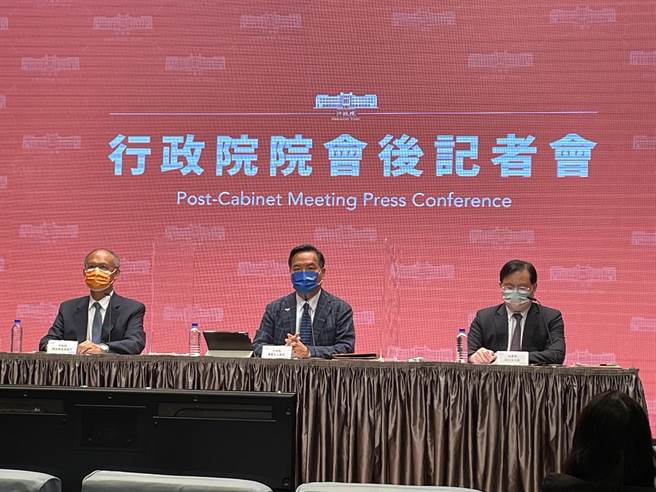 行政院政委鄧振中表示，貿易暨投資架構協定（TIFA）與21世紀貿易倡議兩者目的都很清楚，不會一個取代一個，盼能夠同時俱進。（葉書宏攝）