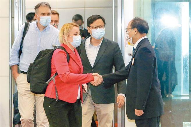 立陶宛总理顾问卢百利（Paulius Lukauskas，左）将出任首任驻台代表，六月曾随团来访。（本报资料照）