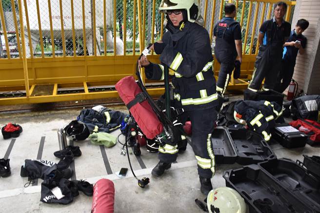 服務才3年的竹南消防分隊員魏佩如也須穿上消防服及氣瓶，接受救災訓練。（謝明俊攝）