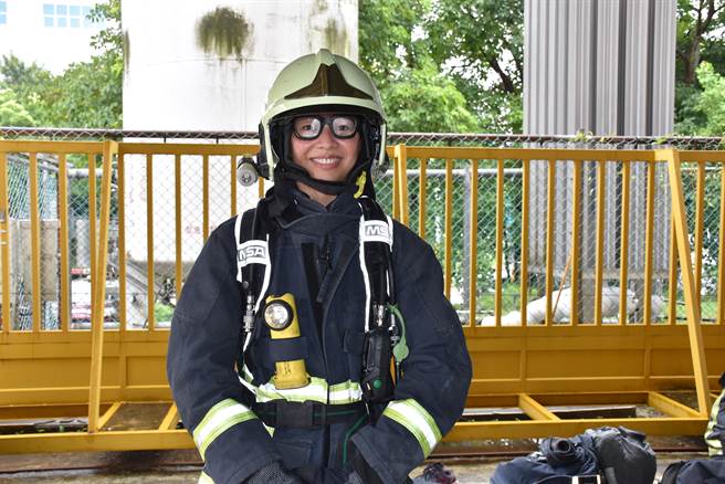體重55公斤的魏佩如，得穿上重達26公斤的消防衣、消防盔及氣瓶等裝備接受救災訓練。（謝明俊攝）