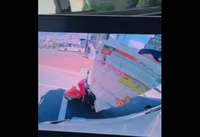 一名机车骑士躲在公车阴影下看报纸。（翻摄脸书爆废公社公开版）