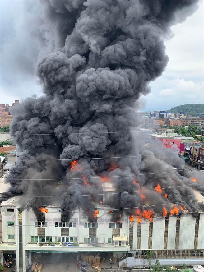 桃园杨梅一处铁皮仓库今下午发生火警。（民眾提供／蔡明亘桃园传真）
