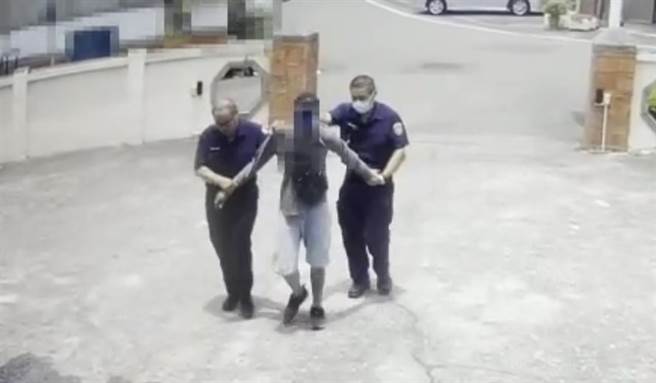 员警不到20秒就逮捕卢嫌。（翻摄照片／李京升苗栗传真）