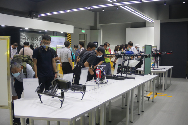 弘光科技大学成立无人机训练中心，并在智慧科技应用系开设相关课程，透过这次高峰论坛，进行经验交流，让各界了解台湾无人机发展现况，促进产业技术交流。(图/弘光科技大学提供)