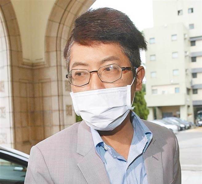 丁允恭委托妻子今（18日）到北院递状，控他遭性骚扰程度是女记者10倍。（本报资料照片）