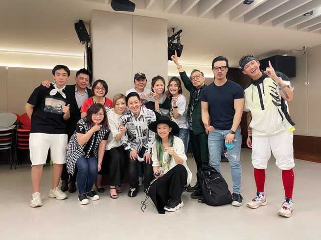 阿Ben与徐小可、艾成与王瞳两对夫妻和其他友人一同出游。(图/阿Ben 脸书)