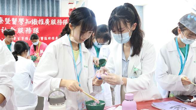 台灣安進攜手北醫大舉辦生物醫學研習營：印模刻牙實驗中，學員實際製作個人牙模。（台灣安進提供）