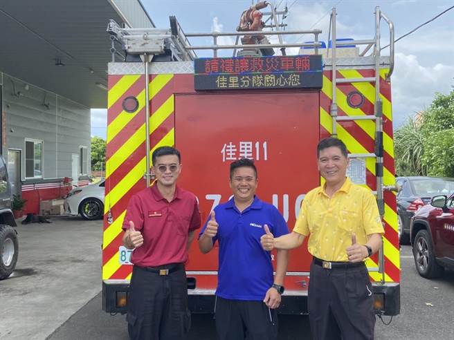 义消顾问吴宗哲（中）出钱出力帮消防车加装LED字幕机。（台南消防局提供／李俊淇台南传真）