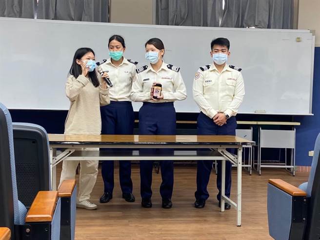 國立中山大學西灣學院EMI跨院選修課程與空軍官校學生舉辦跨校線上展演。（國立中山大學提供／袁庭堯高雄傳真）