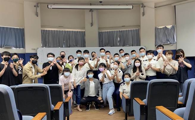 中山大學西灣學院兼任助理教授王品惠開設全英授課課程「音樂與繪本的展演創作應用」，藉由戲劇的啟發，讓學生們帶著原本科系學到的東西，應用在此課程中。（國立中山大學提供／袁庭堯高雄傳真）