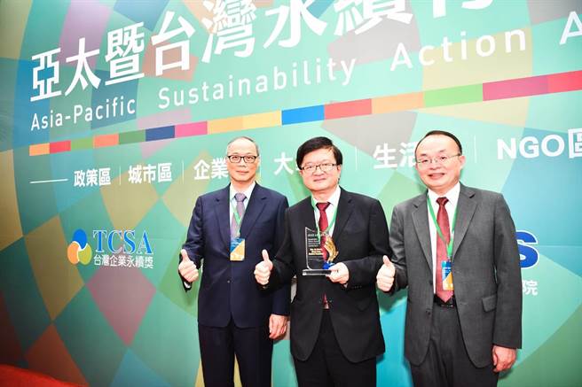 长庚决策委员会主委程文俊（中）、林口长庚院长陈建宗（左）、长庚行政中心执行长游进邦（右）合影。（长庚医院提供）