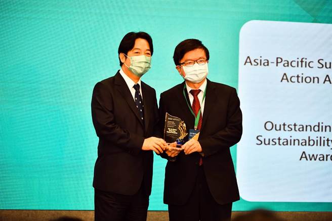 为副总统赖清德(左)颁奖给长庚决策委员会主任委员程文俊（右）。（长庚医院提供）