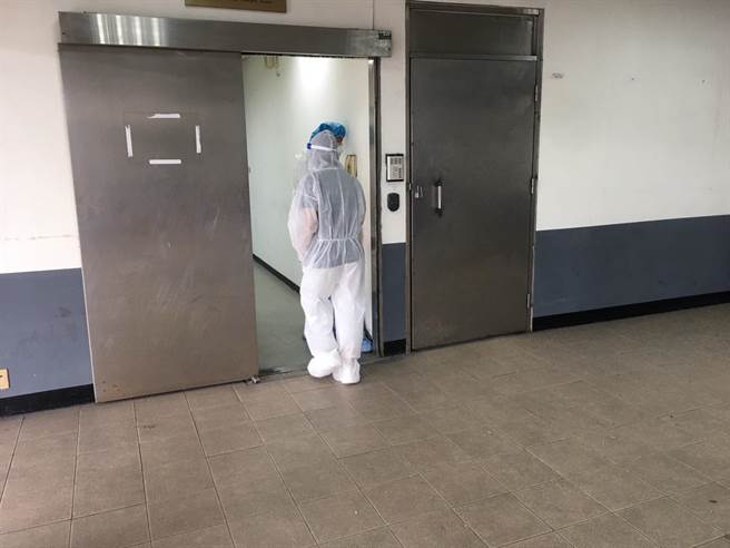 王柏盛妻子到相驗室確認解剖結果。（崔正綱攝）