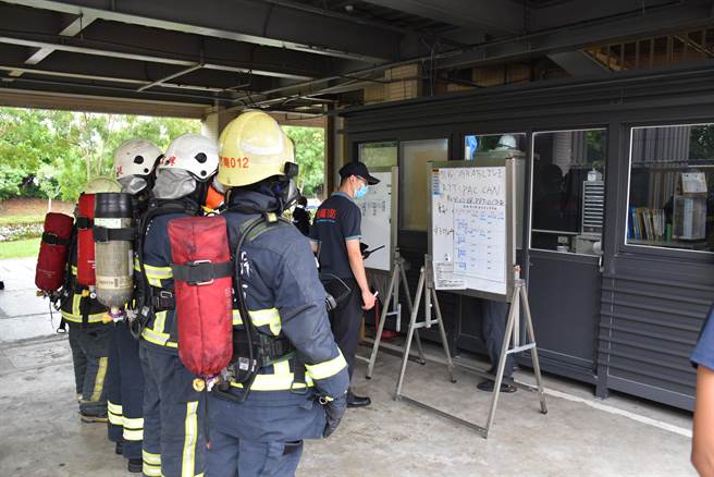苗栗县消防局第2大队18日上午在竹南科学园区1家生技药厂训练救灾救护战技。（谢明俊摄）